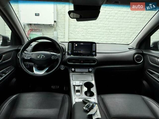 Серый Хендай Kona Electric, объемом двигателя 0 л и пробегом 113 тыс. км за 17094 $, фото 1 на Automoto.ua