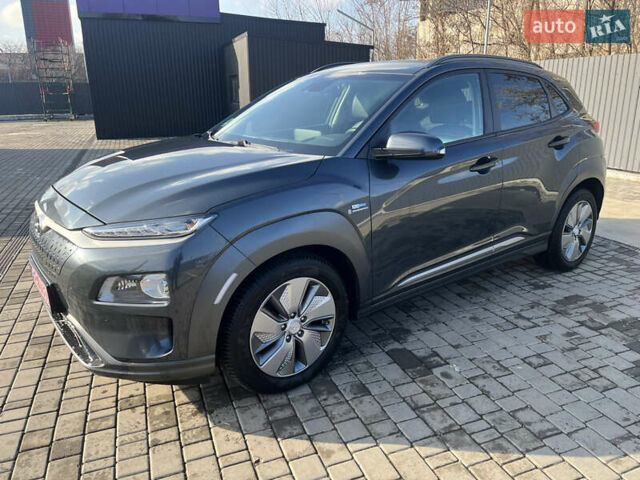 Серый Хендай Kona Electric, объемом двигателя 0 л и пробегом 130 тыс. км за 17400 $, фото 1 на Automoto.ua