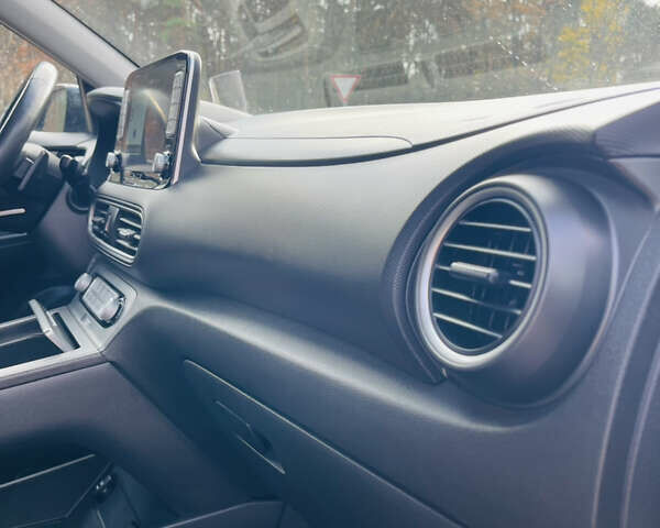 Серый Хендай Kona Electric, объемом двигателя 0 л и пробегом 112 тыс. км за 16700 $, фото 83 на Automoto.ua