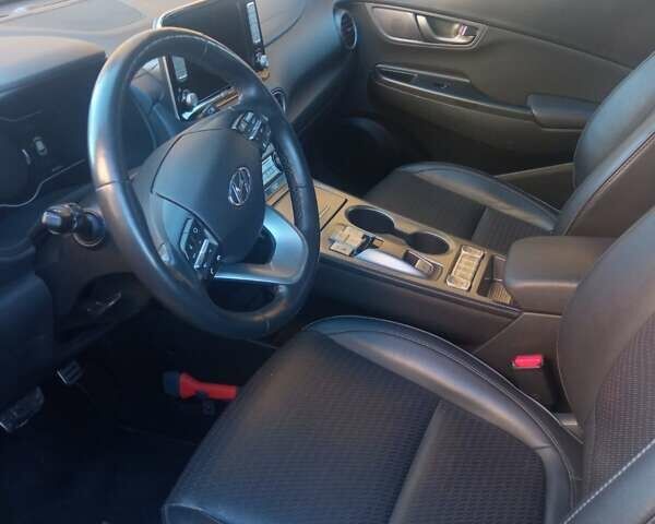 Серый Хендай Kona Electric, объемом двигателя 0 л и пробегом 150 тыс. км за 17500 $, фото 3 на Automoto.ua