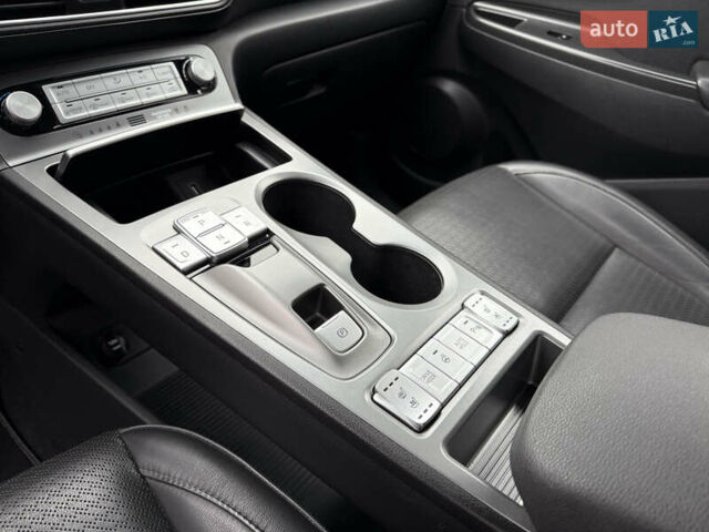 Серый Хендай Kona Electric, объемом двигателя 0 л и пробегом 103 тыс. км за 17300 $, фото 29 на Automoto.ua