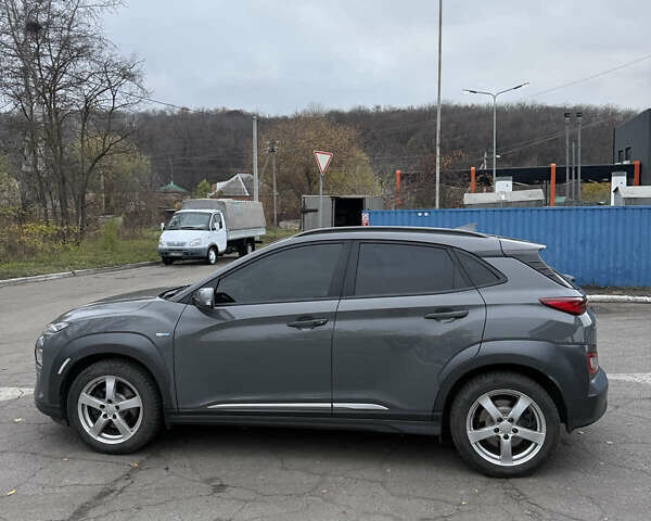 Серый Хендай Kona Electric, объемом двигателя 0 л и пробегом 98 тыс. км за 16500 $, фото 2 на Automoto.ua
