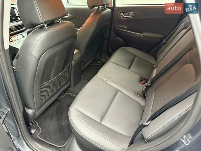 Серый Хендай Kona Electric, объемом двигателя 0 л и пробегом 113 тыс. км за 16818 $, фото 26 на Automoto.ua