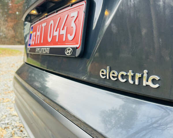 Серый Хендай Kona Electric, объемом двигателя 0 л и пробегом 112 тыс. км за 16700 $, фото 71 на Automoto.ua