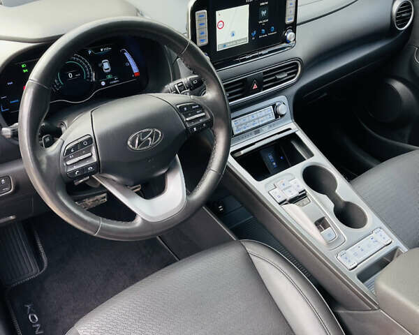 Серый Хендай Kona Electric, объемом двигателя 0 л и пробегом 112 тыс. км за 16700 $, фото 56 на Automoto.ua
