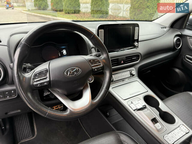 Серый Хендай Kona Electric, объемом двигателя 0 л и пробегом 103 тыс. км за 17300 $, фото 25 на Automoto.ua