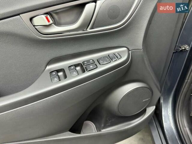 Серый Хендай Kona Electric, объемом двигателя 0 л и пробегом 113 тыс. км за 17094 $, фото 25 на Automoto.ua