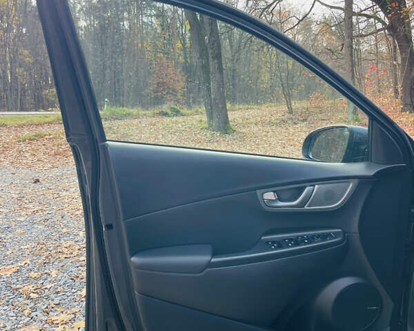 Серый Хендай Kona Electric, объемом двигателя 0 л и пробегом 112 тыс. км за 16700 $, фото 64 на Automoto.ua