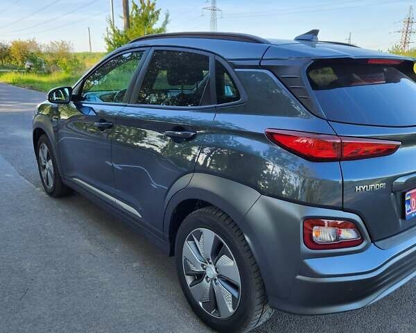 Серый Хендай Kona Electric, объемом двигателя 0 л и пробегом 96 тыс. км за 18700 $, фото 18 на Automoto.ua