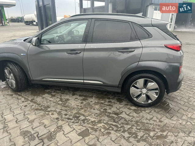 Серый Хендай Kona Electric, объемом двигателя 0 л и пробегом 85 тыс. км за 18300 $, фото 12 на Automoto.ua