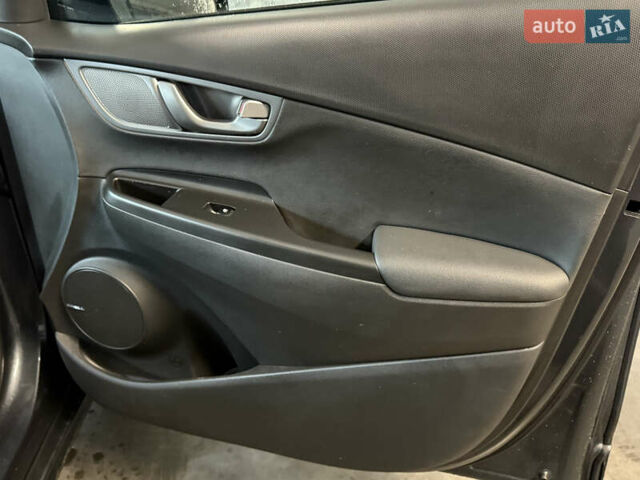 Серый Хендай Kona Electric, объемом двигателя 0 л и пробегом 120 тыс. км за 16999 $, фото 70 на Automoto.ua