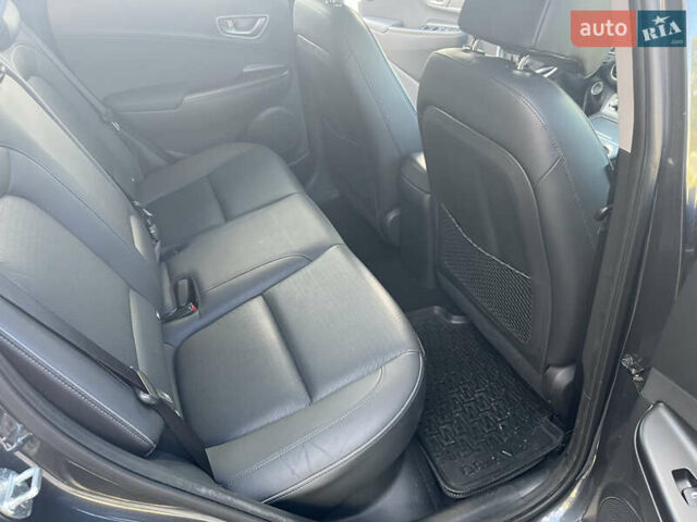 Серый Хендай Kona Electric, объемом двигателя 0 л и пробегом 130 тыс. км за 17400 $, фото 17 на Automoto.ua