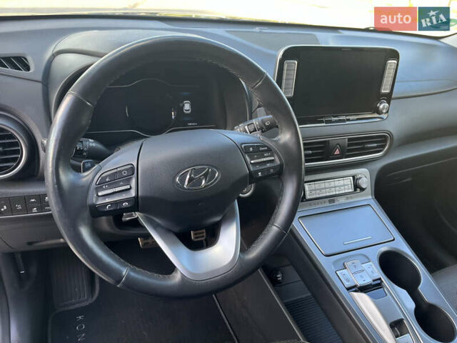 Серый Хендай Kona Electric, объемом двигателя 0 л и пробегом 130 тыс. км за 17400 $, фото 9 на Automoto.ua