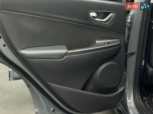 Серый Хендай Kona Electric, объемом двигателя 0 л и пробегом 129 тыс. км за 16430 $, фото 20 на Automoto.ua