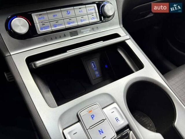 Серый Хендай Kona Electric, объемом двигателя 0 л и пробегом 113 тыс. км за 16818 $, фото 20 на Automoto.ua