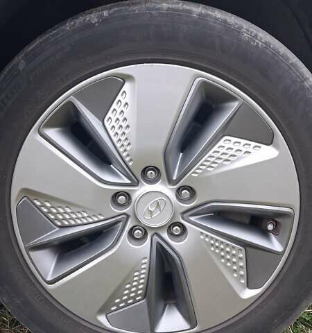 Серый Хендай Kona Electric, объемом двигателя 0 л и пробегом 180 тыс. км за 16700 $, фото 35 на Automoto.ua