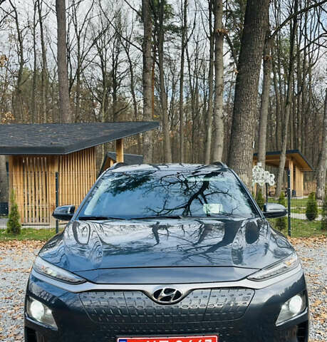 Серый Хендай Kona Electric, объемом двигателя 0 л и пробегом 112 тыс. км за 16700 $, фото 1 на Automoto.ua