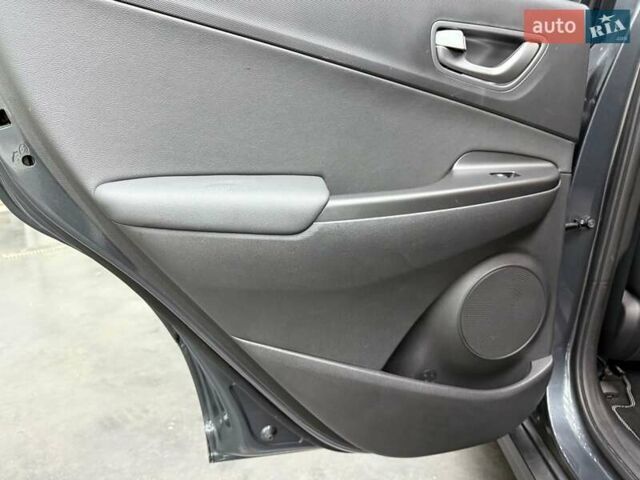 Серый Хендай Kona Electric, объемом двигателя 0 л и пробегом 113 тыс. км за 16818 $, фото 25 на Automoto.ua