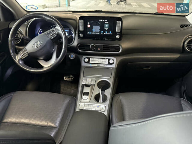 Серый Хендай Kona Electric, объемом двигателя 0 л и пробегом 120 тыс. км за 16999 $, фото 40 на Automoto.ua