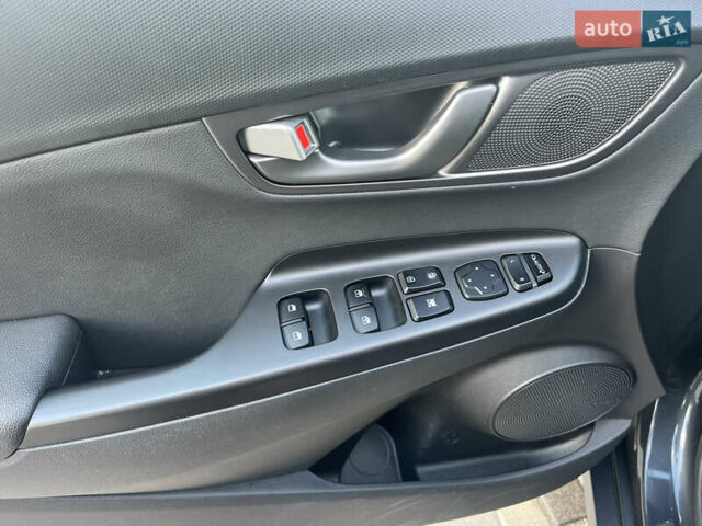Серый Хендай Kona Electric, объемом двигателя 0 л и пробегом 130 тыс. км за 17400 $, фото 13 на Automoto.ua