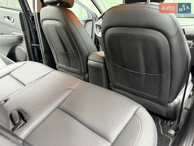 Серый Хендай Kona Electric, объемом двигателя 0 л и пробегом 113 тыс. км за 16818 $, фото 30 на Automoto.ua