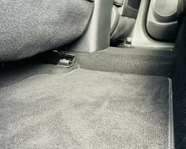 Серый Хендай Kona Electric, объемом двигателя 0 л и пробегом 112 тыс. км за 16700 $, фото 39 на Automoto.ua