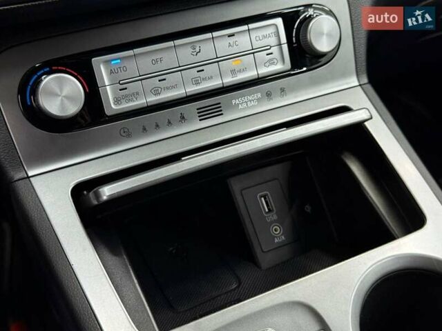 Серый Хендай Kona Electric, объемом двигателя 0 л и пробегом 129 тыс. км за 16430 $, фото 19 на Automoto.ua