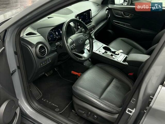 Серый Хендай Kona Electric, объемом двигателя 0 л и пробегом 129 тыс. км за 16430 $, фото 13 на Automoto.ua