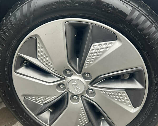 Серый Хендай Kona Electric, объемом двигателя 0 л и пробегом 85 тыс. км за 18300 $, фото 31 на Automoto.ua