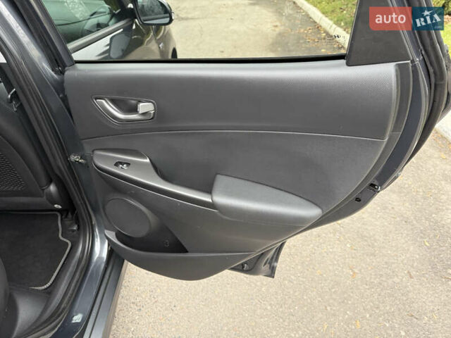 Серый Хендай Kona Electric, объемом двигателя 0 л и пробегом 103 тыс. км за 17300 $, фото 38 на Automoto.ua
