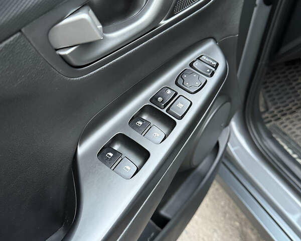 Серый Хендай Kona Electric, объемом двигателя 0 л и пробегом 98 тыс. км за 16500 $, фото 9 на Automoto.ua