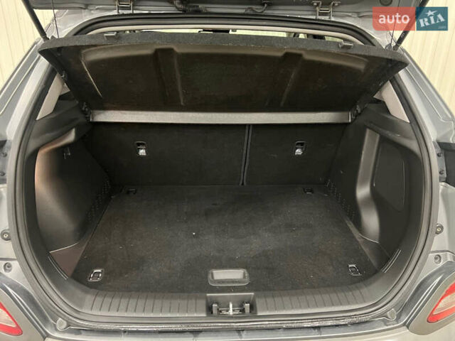 Серый Хендай Kona Electric, объемом двигателя 0 л и пробегом 102 тыс. км за 14200 $, фото 18 на Automoto.ua