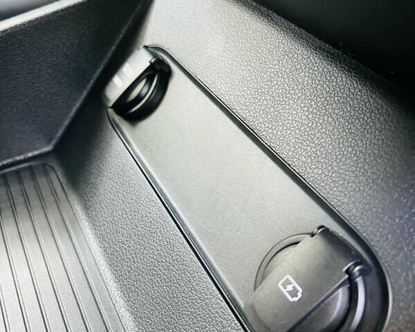 Серый Хендай Kona Electric, объемом двигателя 0 л и пробегом 112 тыс. км за 16700 $, фото 24 на Automoto.ua