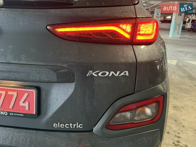 Серый Хендай Kona Electric, объемом двигателя 0 л и пробегом 120 тыс. км за 16999 $, фото 28 на Automoto.ua