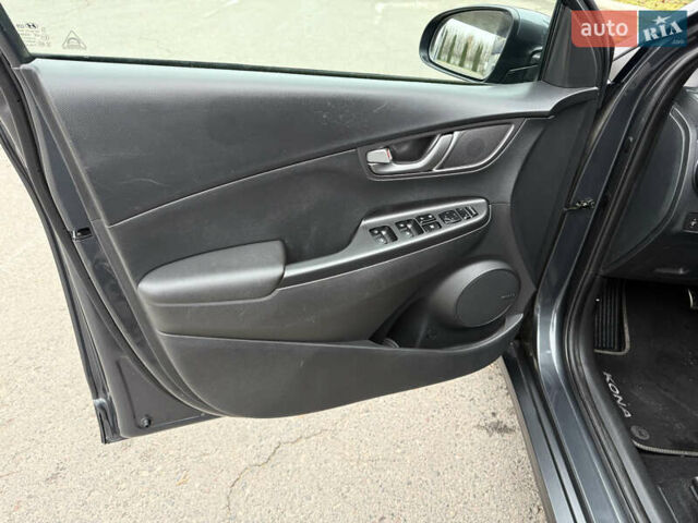 Серый Хендай Kona Electric, объемом двигателя 0 л и пробегом 103 тыс. км за 17300 $, фото 19 на Automoto.ua