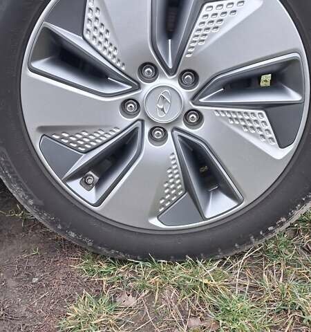 Серый Хендай Kona Electric, объемом двигателя 0 л и пробегом 180 тыс. км за 16700 $, фото 37 на Automoto.ua