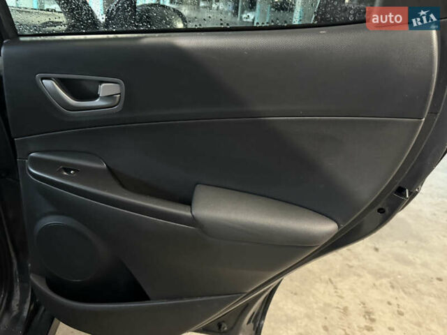 Серый Хендай Kona Electric, объемом двигателя 0 л и пробегом 120 тыс. км за 16999 $, фото 71 на Automoto.ua