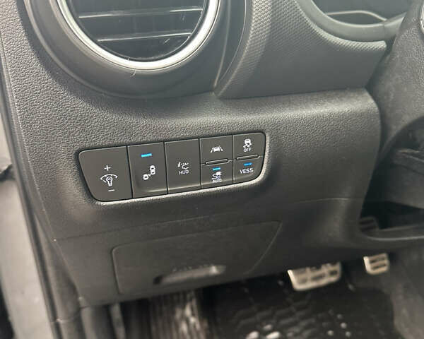 Серый Хендай Kona Electric, объемом двигателя 0 л и пробегом 85 тыс. км за 18300 $, фото 18 на Automoto.ua