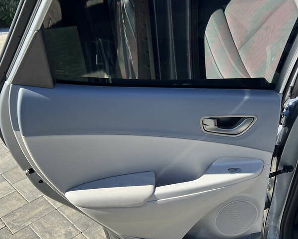 Сірий Хендай Kona Electric, об'ємом двигуна 0 л та пробігом 80 тис. км за 18500 $, фото 40 на Automoto.ua