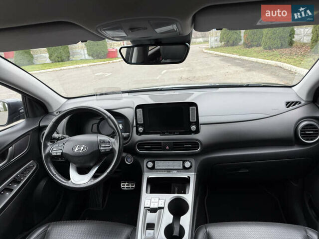 Серый Хендай Kona Electric, объемом двигателя 0 л и пробегом 103 тыс. км за 17300 $, фото 36 на Automoto.ua