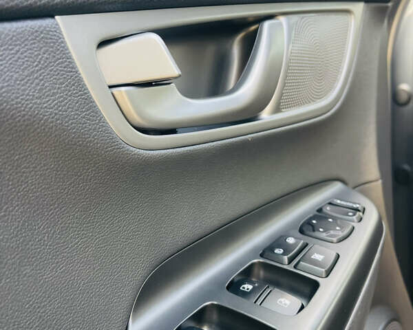 Серый Хендай Kona Electric, объемом двигателя 0 л и пробегом 112 тыс. км за 16700 $, фото 62 на Automoto.ua