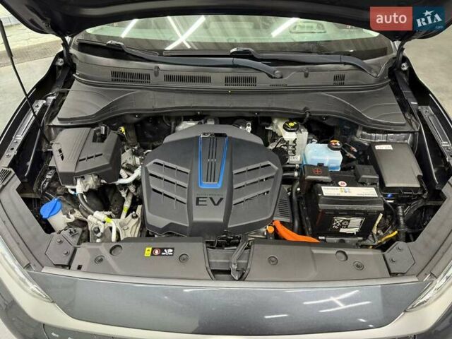 Серый Хендай Kona Electric, объемом двигателя 0 л и пробегом 113 тыс. км за 16818 $, фото 11 на Automoto.ua