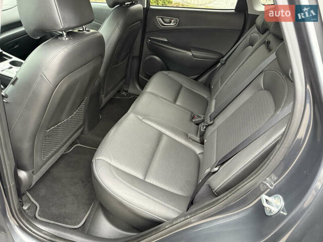 Серый Хендай Kona Electric, объемом двигателя 0 л и пробегом 103 тыс. км за 17300 $, фото 32 на Automoto.ua