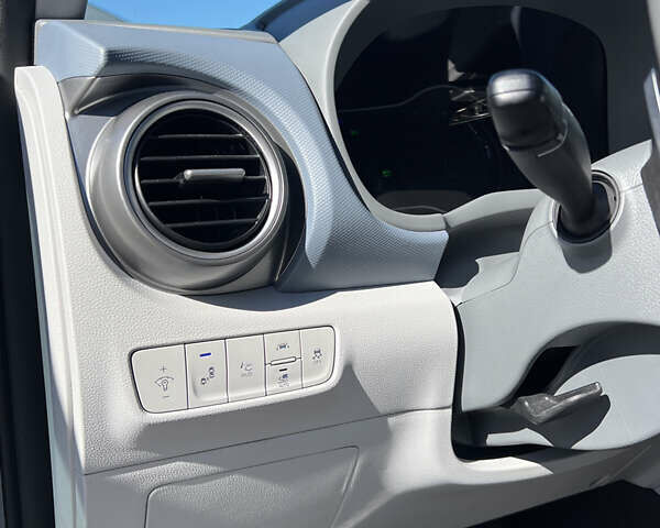 Сірий Хендай Kona Electric, об'ємом двигуна 0 л та пробігом 80 тис. км за 18500 $, фото 36 на Automoto.ua
