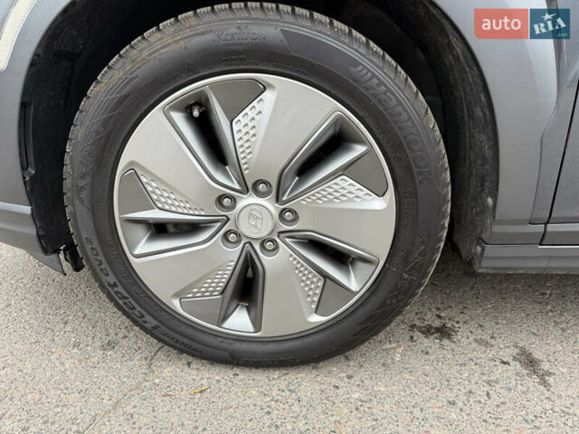 Серый Хендай Kona Electric, объемом двигателя 0 л и пробегом 103 тыс. км за 17300 $, фото 16 на Automoto.ua