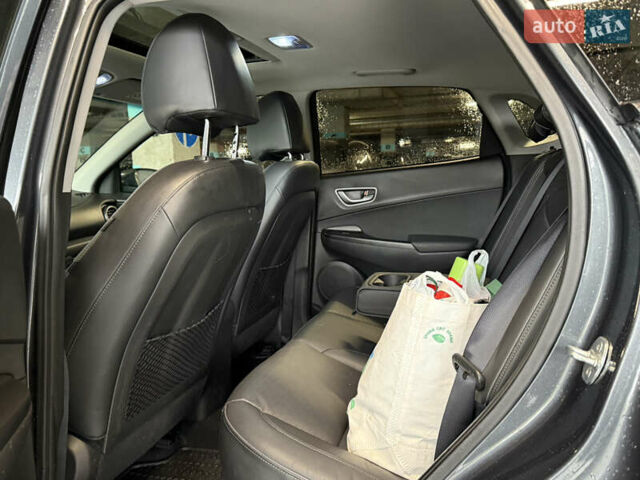 Серый Хендай Kona Electric, объемом двигателя 0 л и пробегом 120 тыс. км за 16999 $, фото 58 на Automoto.ua