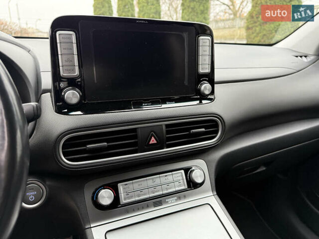 Серый Хендай Kona Electric, объемом двигателя 0 л и пробегом 103 тыс. км за 17300 $, фото 26 на Automoto.ua