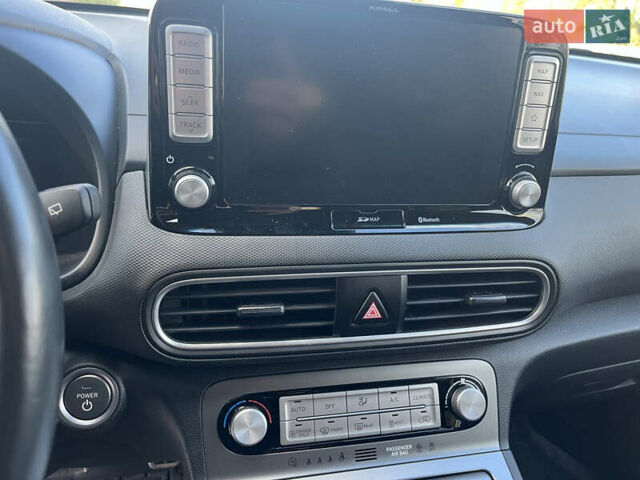 Серый Хендай Kona Electric, объемом двигателя 0 л и пробегом 130 тыс. км за 17400 $, фото 10 на Automoto.ua