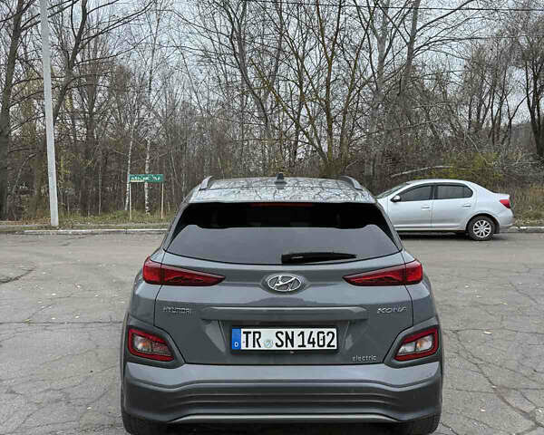 Серый Хендай Kona Electric, объемом двигателя 0 л и пробегом 98 тыс. км за 16500 $, фото 4 на Automoto.ua