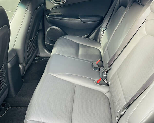 Серый Хендай Kona Electric, объемом двигателя 0 л и пробегом 112 тыс. км за 16700 $, фото 69 на Automoto.ua